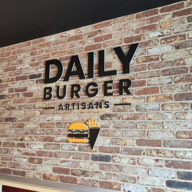 Pose d'un logo 3D, lettres découpées, stickers et nouvelle vitrine pour le nouveau restaurant Daily Burger 🍔🍟

#Novaprint #novaprintbe #miseenpage #impression #toutsupport #creation #realisation #logo #projet #personnalisation #details #site #impressionenligne #design #designgraphic #graphisme