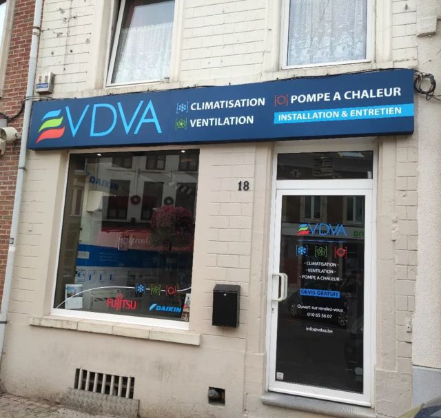 Création et placement d'une enseigne lumineuse, impression et placement d'autocollants sur la vitrine ❄️